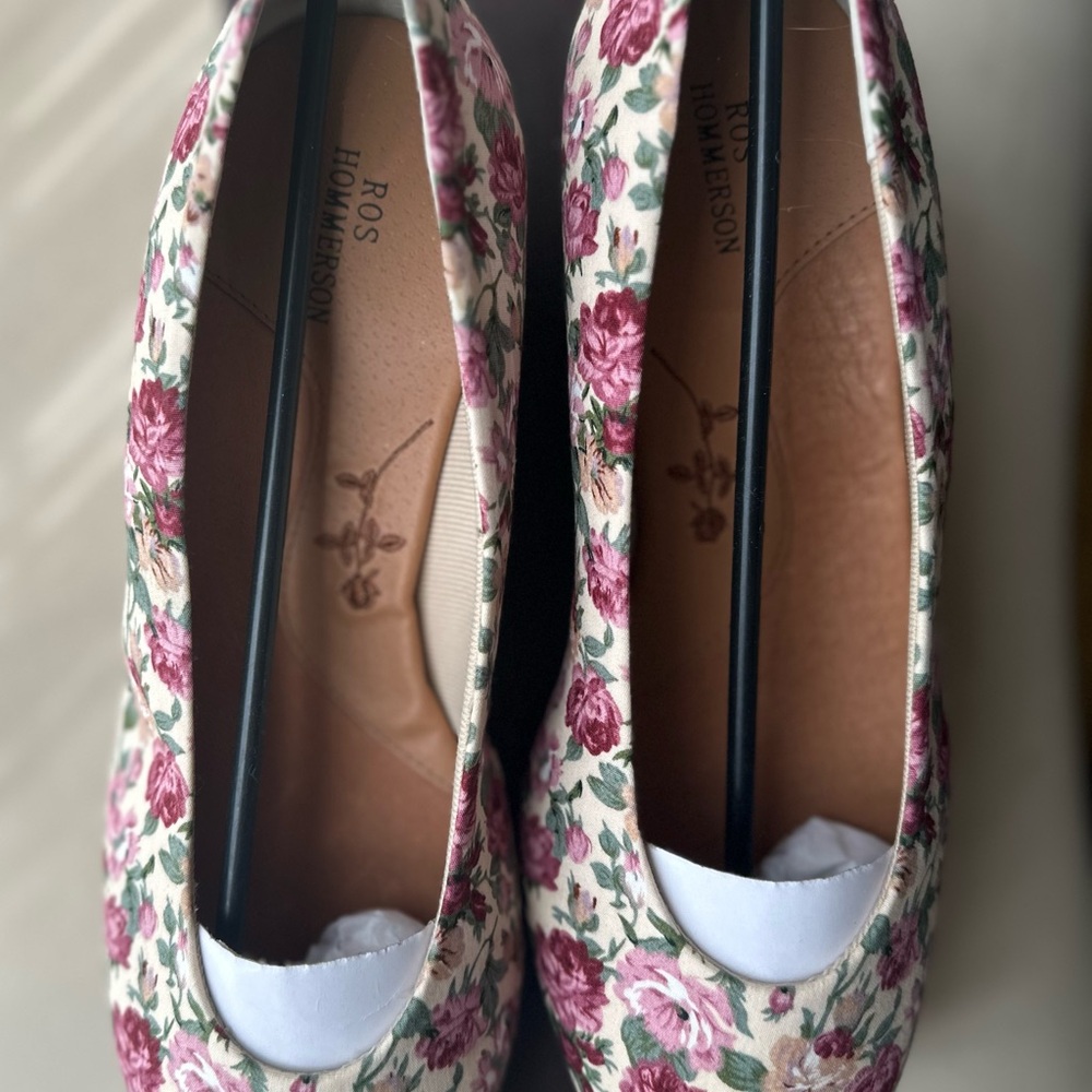 Ros Hommerson Cream and Pink Floral Wedge Shoes